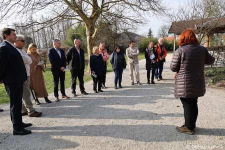 Pot za spomin v Arboretumu Volčji Potok povezuje generacije in krepi demenci prijazno okolje (19)